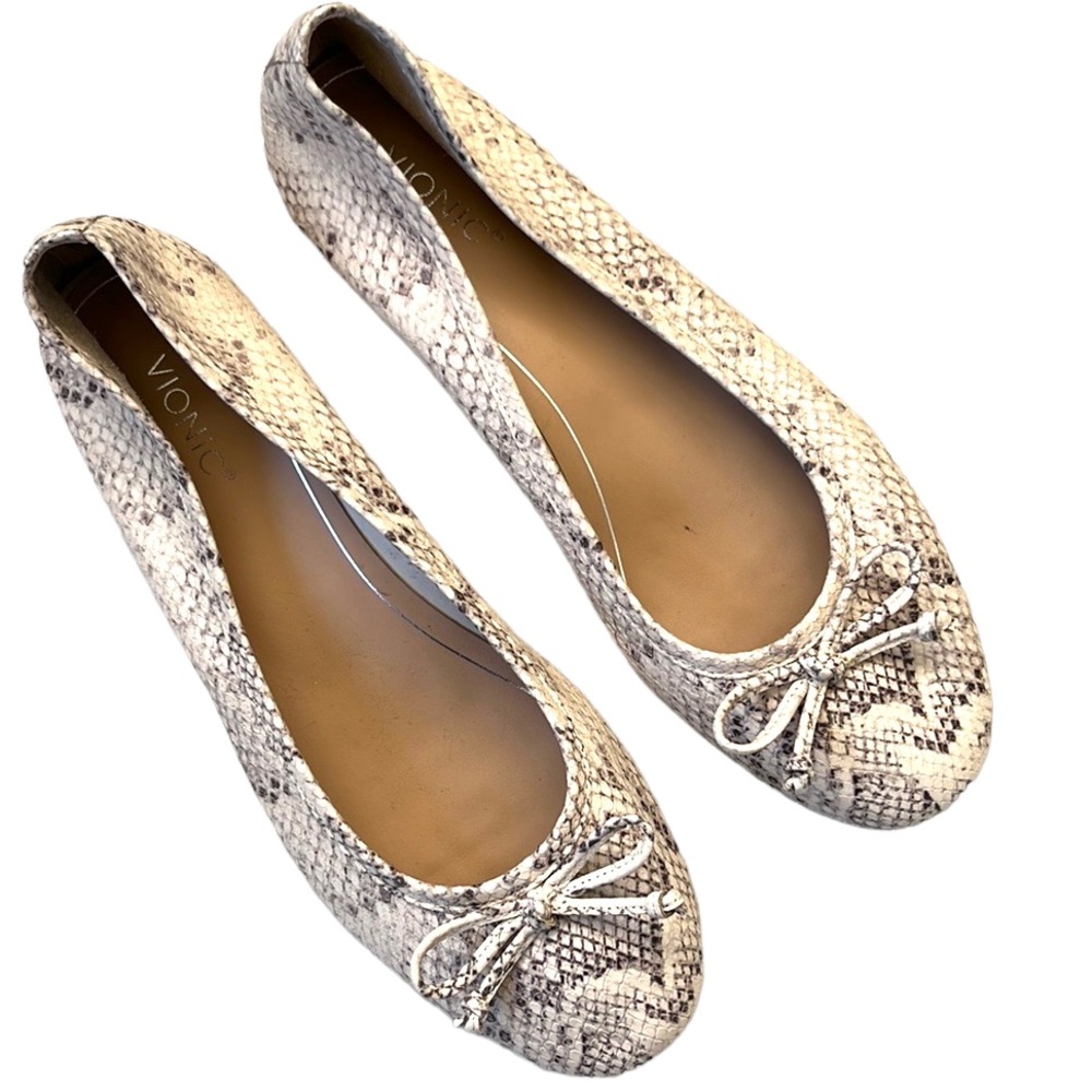 NWT Vionic Leather Flats